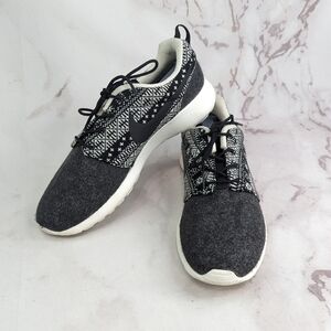 Nike Roshe Run Women 10 Gray Black Tribal Shoe Sneaker Felted Wool 685286-001